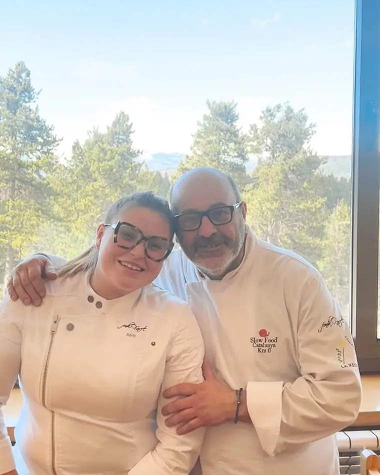 Jaume y Abril, cocineros de la Fonda Farré, con la chaqueta blanca de la casa; la de Jaume lleva el distintivo Km 0 de Slow Food Catalunya