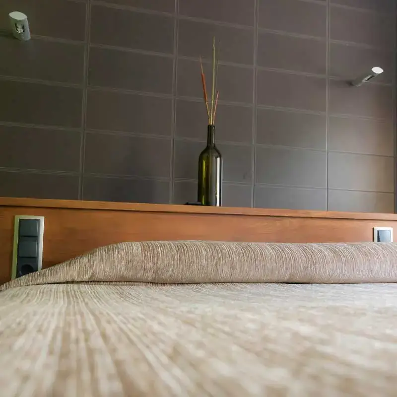 Cabecero de madera con lámpara de lectura