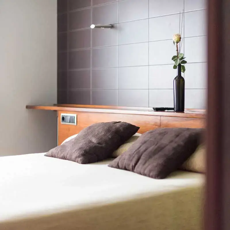 Detalle de una cama de matrimonio