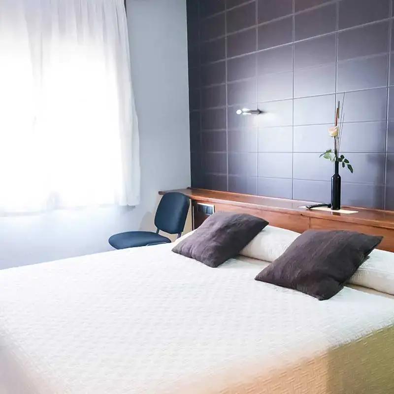 Habitación con ventana y cortina blanca