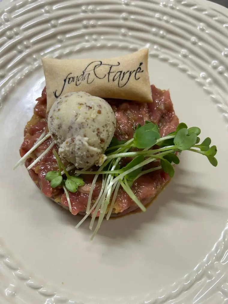 Plato decorado con una placa con el nombre de la Fonda Farré