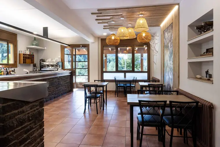 El comedor de la Fonda Farré, luminoso y con suelo de barro